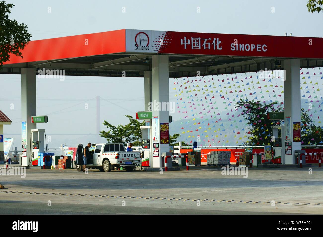 ---- Blick auf eine Tankstelle von Sinopec in Kunshan City, der Provinz Hubei in Zentralchina, 13. Juli 2015. Energiekonzern Sinopec Group 01.12.2003 n Stockfoto