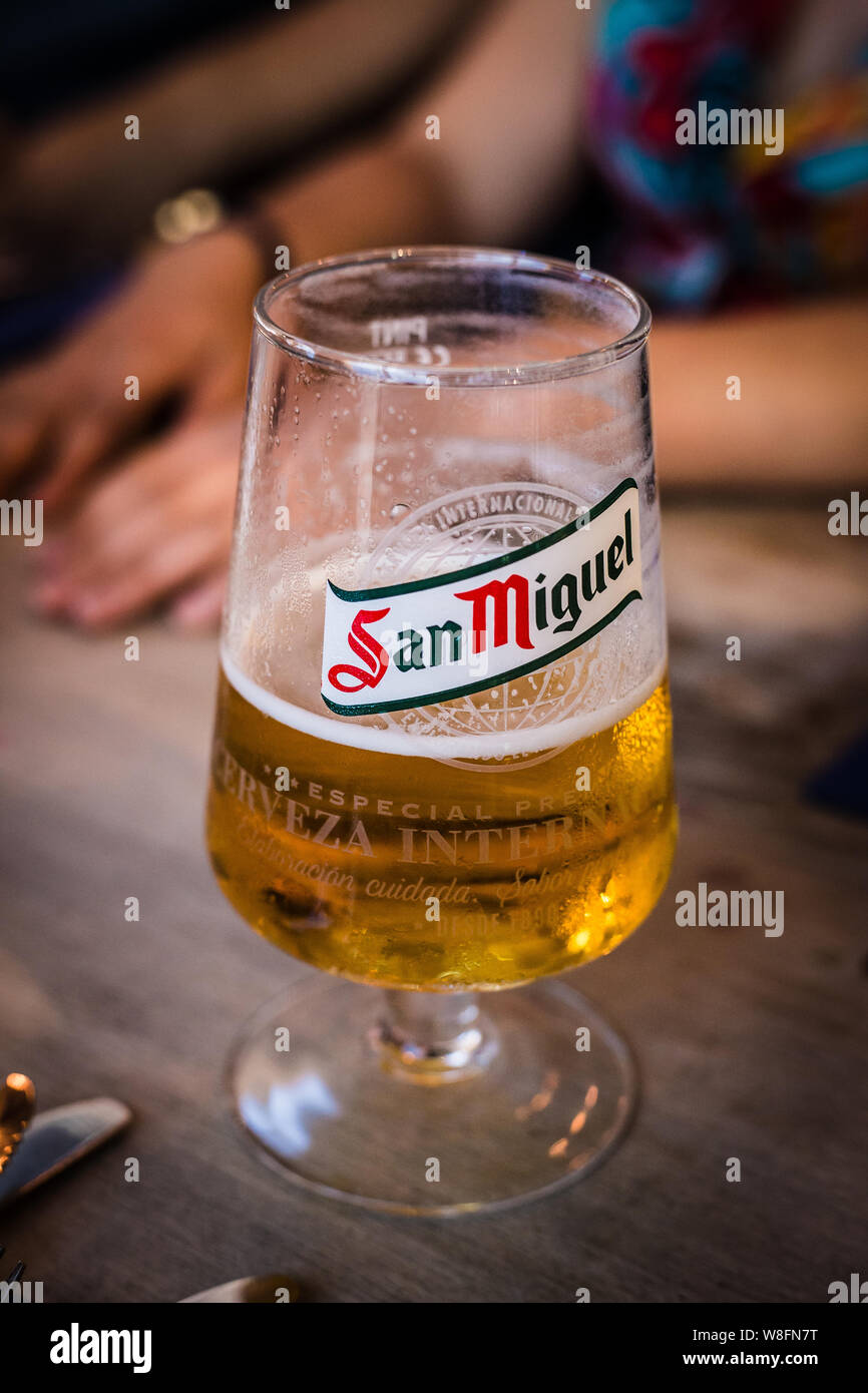 San Miguel Bier halb voll in einem Restaurant in Kent. Großbritannien Stockfoto
