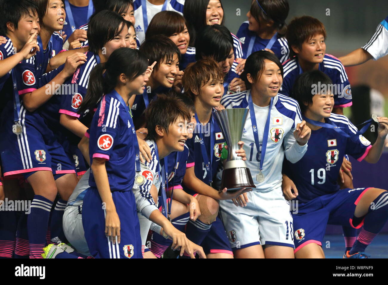 Japanische Spieler pose mit der Champion Trophy nach dem Sieg über Nordkorea im Finale der AFC U-19-Frauen-WM 2015 in Nanjing/CIT Stockfoto