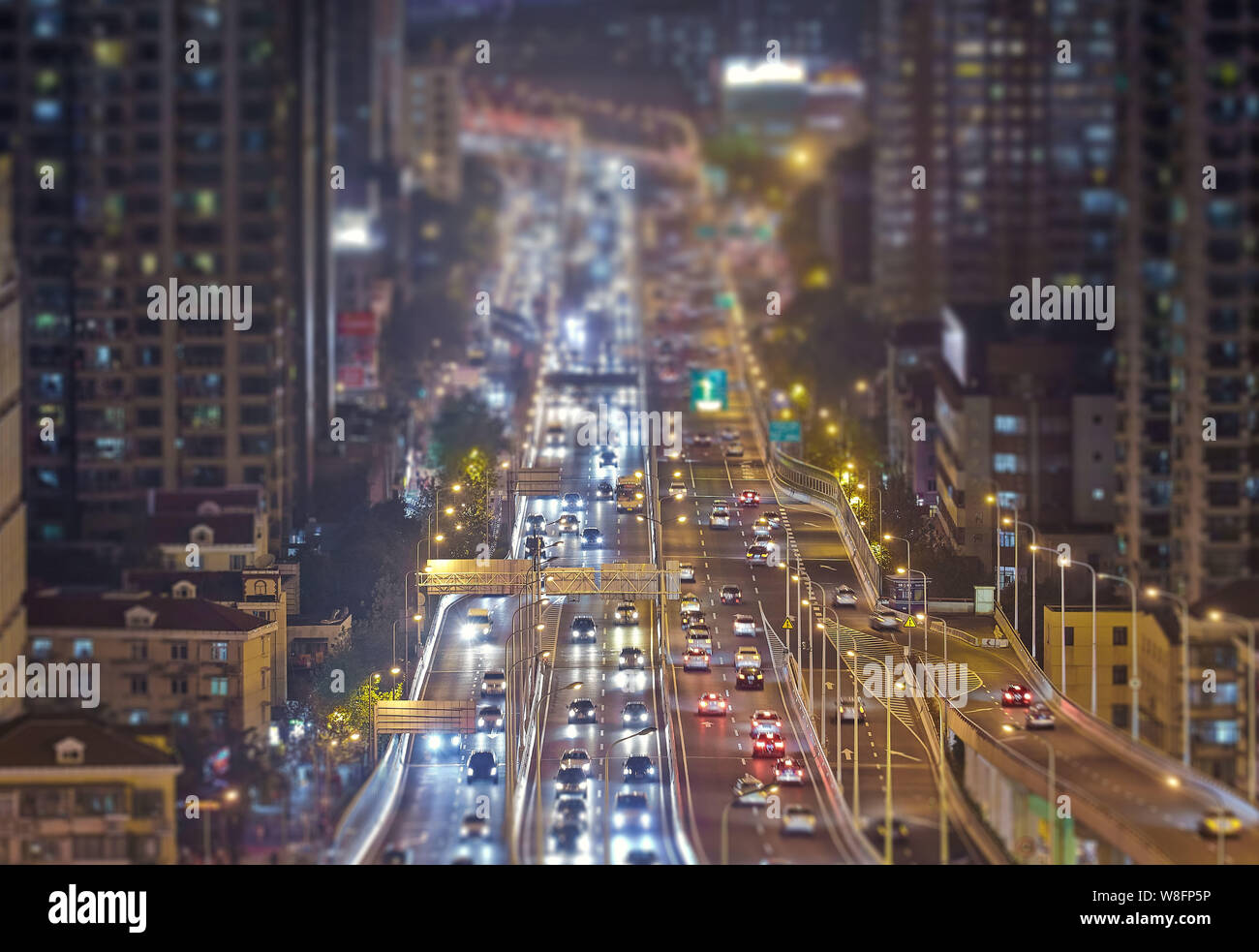 Fahrzeuge fahren auf einer erhöhten Autobahn in Downtown Shanghai, China, 1. Dezember 2014. Stockfoto Fahrzeuge fahren auf einer erhöhten Autobahn in Downtown Shanghai, China, 1. Dezember 2014. Stockfoto