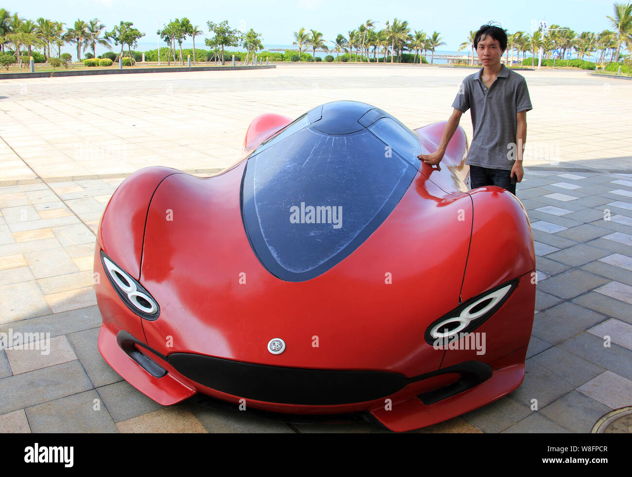 Junge Chinesen Chen Yinxi wirft mit seinen hausgemachten elektrischen Sportwagen auf Hainan International Exhibition Center in Beijing City, South Stockfoto
