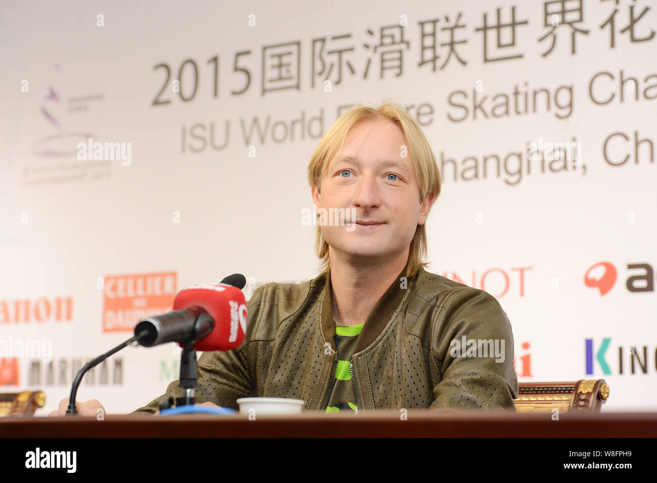 Russische Eiskunstläufer Evgeni Wiktorowitsch Pluschenko besucht eine Pressekonferenz für den ISU-Welt Eiskunstlauf-WM 2015 in Shanghai, China, Stockfoto