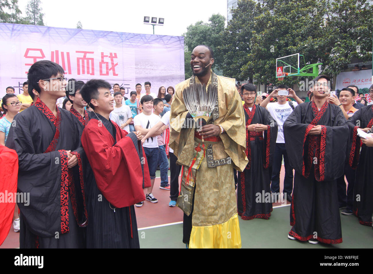 NBA-Star Carl Landry, am höchsten, im Kostüm der alten chinesischen Stratege und Staatsmann Zhuge Liang gekleidet, besucht die 1 3V3 National Basketball tou Stockfoto