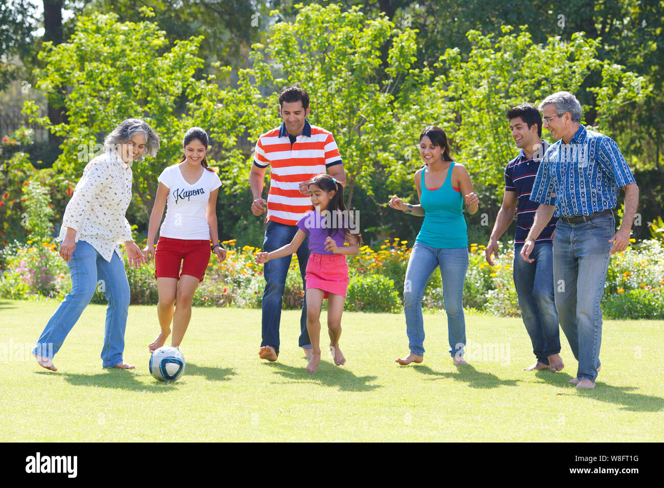 Familie in Rasen Fußball spielen Stockfoto