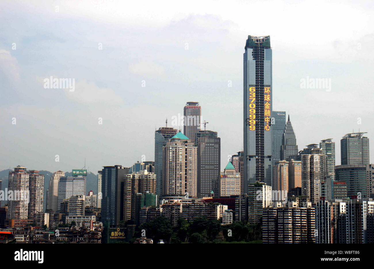 ---- Blick auf die Chongqing World Financial Center (WFC), am höchsten, und andere Wolkenkratzer und Hochhäuser in der Innenstadt von Chongqing, China, 2 Jun Stockfoto