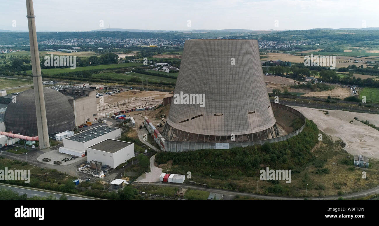 Mülheim-Kärlich, Rheinland-Pfalz, Deutschland. 9 Aug, 2019. Der Kühlturm des Kernkraftwerks Mülheim-Kärlich kollabiert in kontrollierter Weise nach Bagger entfernt Das unterstützt einen nach dem anderen (Luftbild mit einer Drohne). Mehr als 30 Jahre nach der Haufen wurde vom Netz genommen nach nur 13 Monaten Betrieb, die konkrete Struktur, die einmal das Neuwieder Becken nördlich von Koblenz dominiert, über 160 Meter hoch und schließlich rund 80 Meter hoch, ist nun Geschichte. Foto: Thomas Frey/dpa Quelle: dpa Picture alliance/Alamy leben Nachrichten Stockfoto