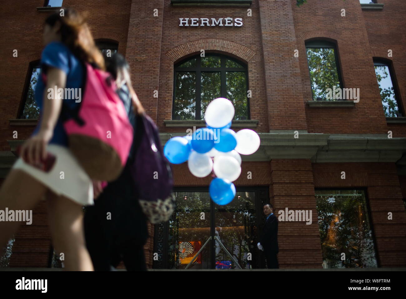 ---- Fußgänger vorbei an der Maison Hermes in Shanghai, China, 25. September 2014. Hermes Geschäftsführer Axel Dumas sagte Business Trends in Chi Stockfoto