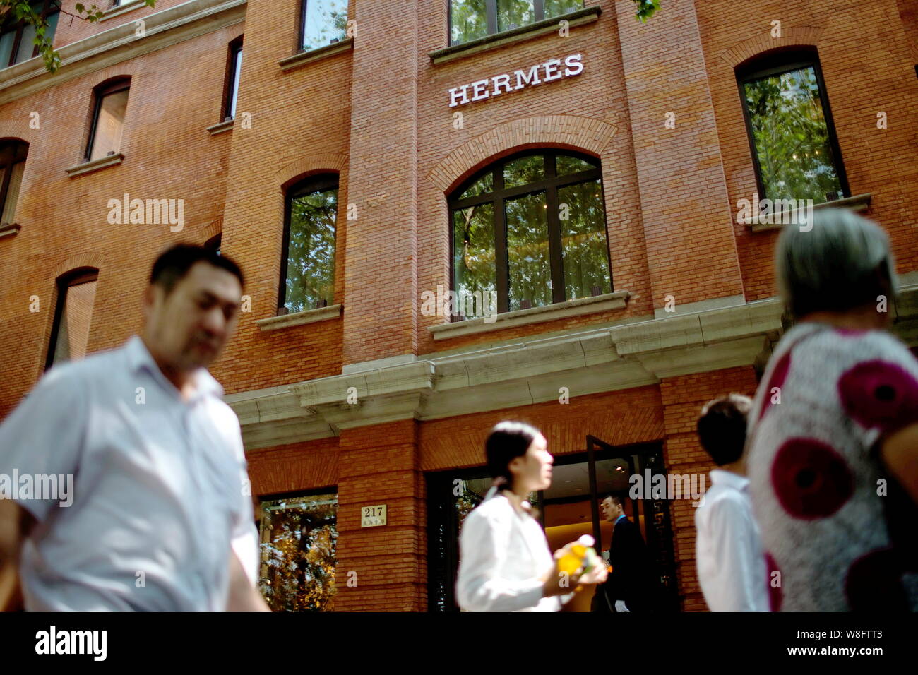 ---- Fußgänger vorbei an der Maison Hermes in Shanghai, China, 25. September 2014. Hermes International SA, die Französischen luxus Firma, sagte, auf T Stockfoto