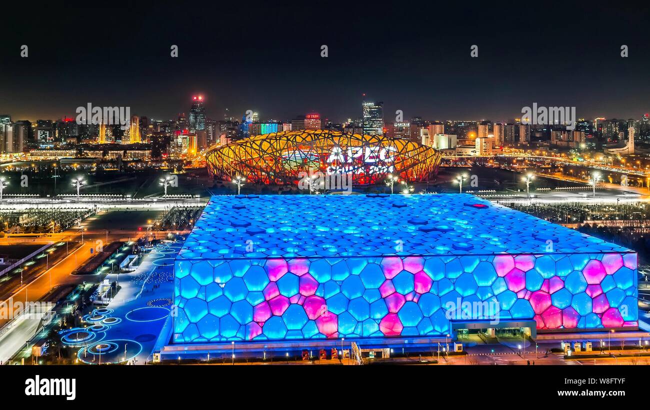 Nachtansicht der Pekinger Nationalstadion, zurück, auch als Bird's Nest genannt, und der Beijing National Aquatics Center, auch als das Wasser Cub bekannt Stockfoto