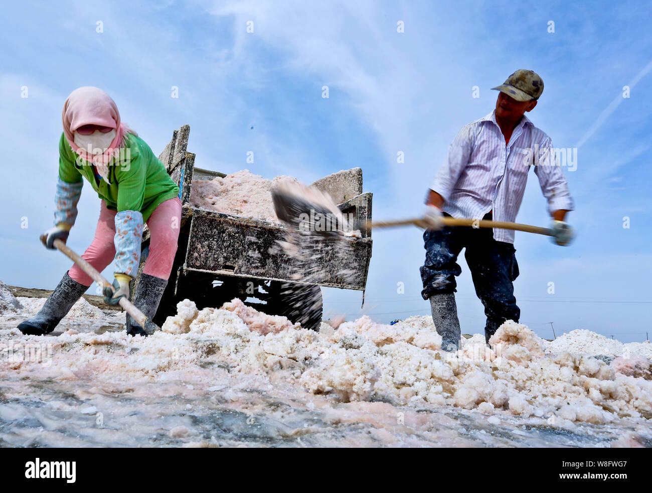 Chinesische Arbeiter Ernte getrocknet Salz in Yanchi Dorf, Gaotai County im Nordwesten der chinesischen Provinz Gansu, 24. August 2015. Stockfoto