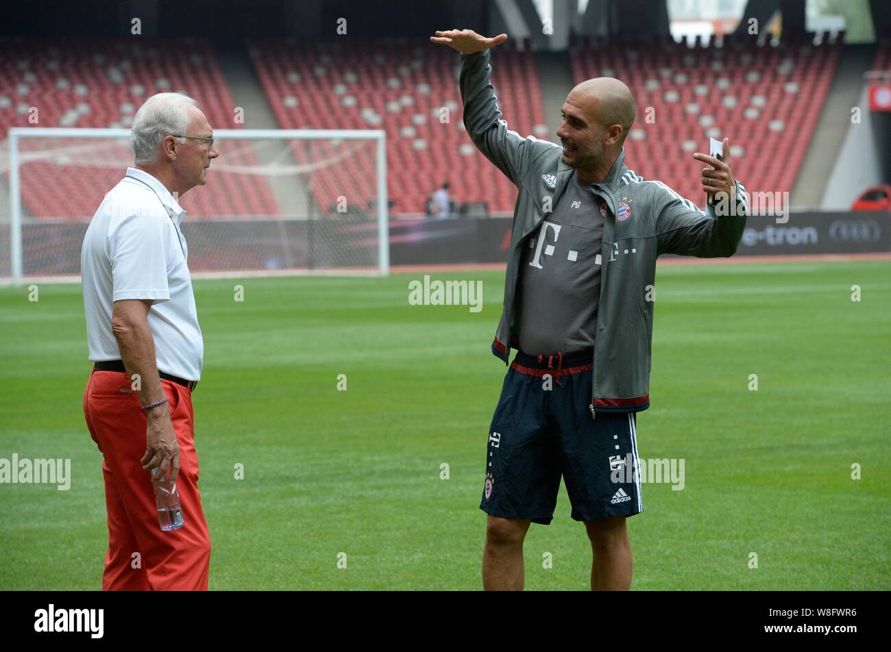 Head Coach Pep Guardiola von Bayern München FC, rechts, und der Deutsche Fußball Manager Franz Beckenbauer, links, nehmen Sie an einer Schulung für die Audi gr&ou Stockfoto