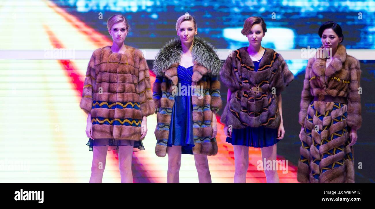 Modelle zeigen Kreationen aus Tierfell auf einer Modenschau während des Hong Kong International Fur und Fashion Fair 2015 in Hongkong, China, 25 W Stockfoto