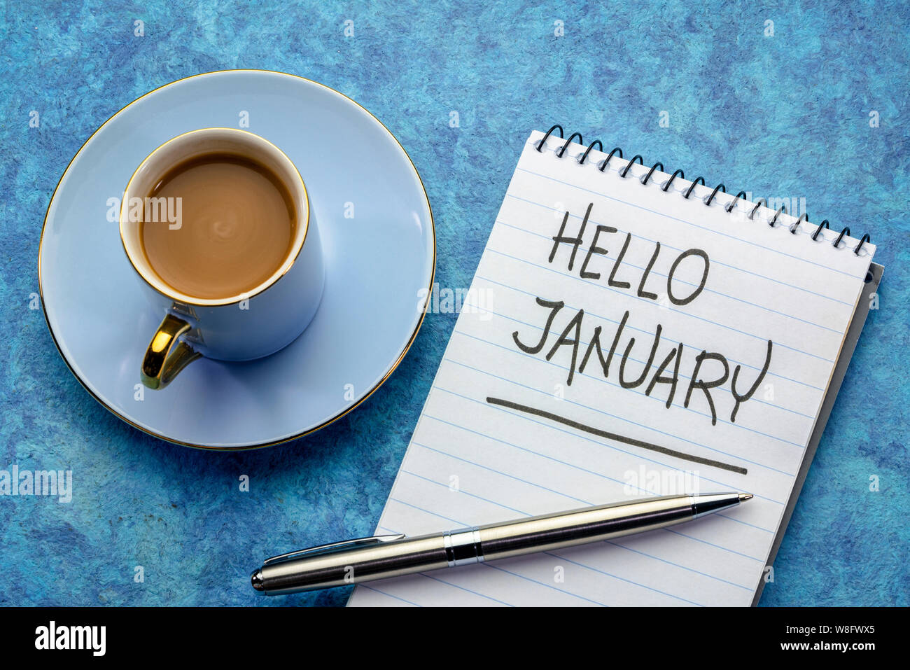 Hallo Januar - Handschrift in einem Notebook mit einer Tasse Kaffee Stockfoto