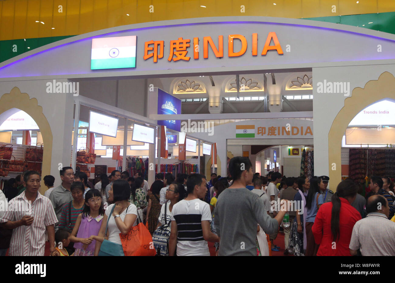 Besucher Masse Der Stand Von Indien Wahrend Des 3 China South Asia Expo Auch Als Der 23 Kunming Import Und Export Messe Bekannt In Kunming City Southw Stockfotografie Alamy
