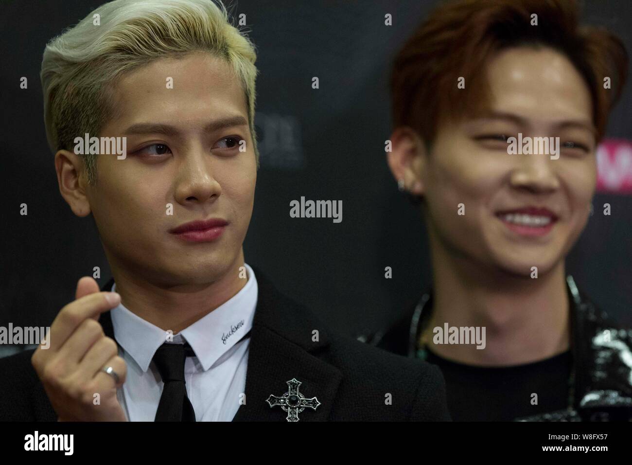 Hong Kong Geborene Chinesische Sangerin Und Tanzerin Jackson Wang Links Und Andere Mitglieder Der Koreanischen Boy Band 7 Teilnahme An Einer Pressekonferenz Fur Die 2015 Mn Stockfotografie Alamy