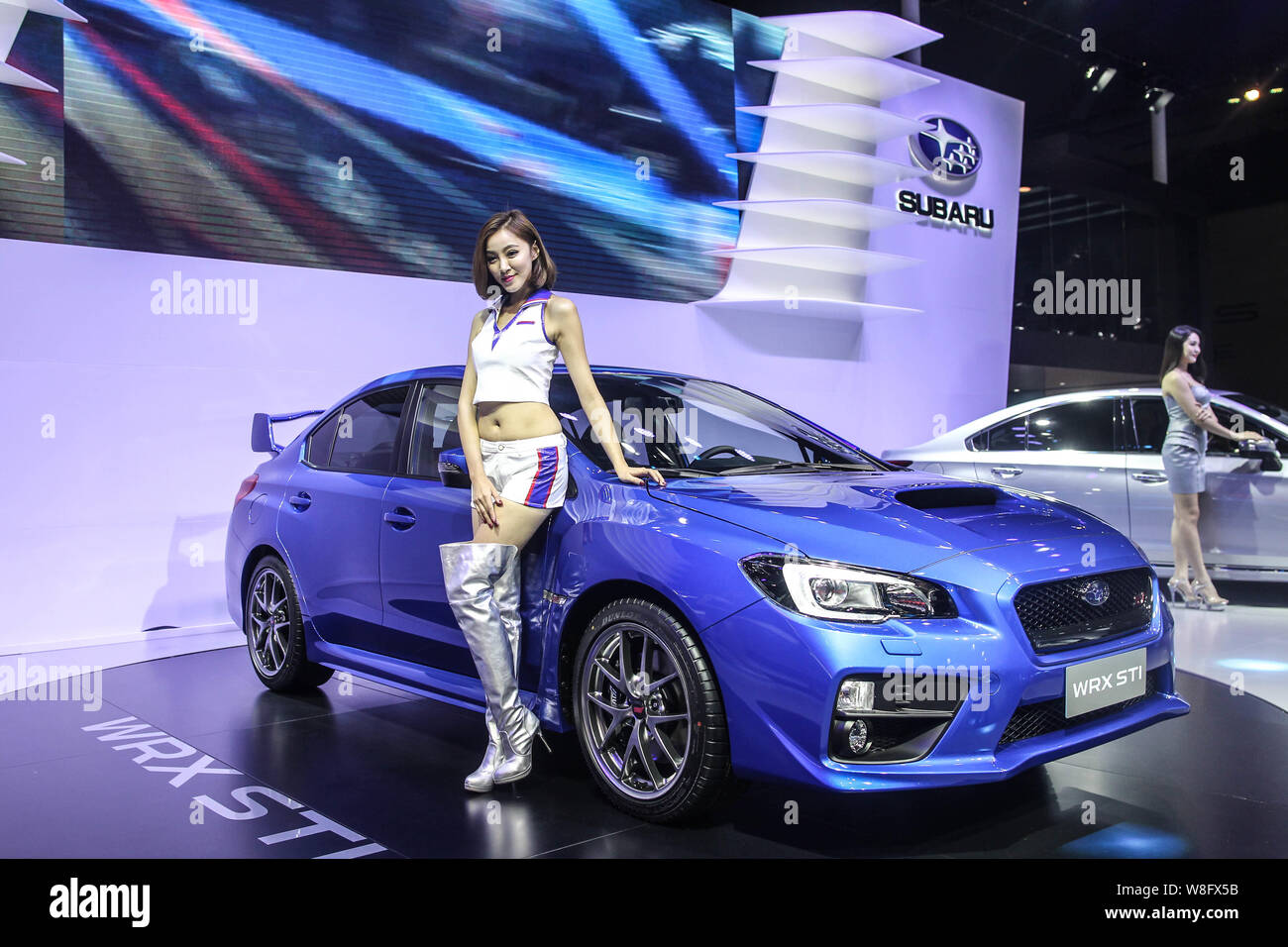 Ein Modell stellt mit einem Subaru WRX STI auf dem Display während der 13 China (Guangzhou) Internationale Automobil Ausstellung, auch als automatische Guangzhou 201 bekannt Stockfoto