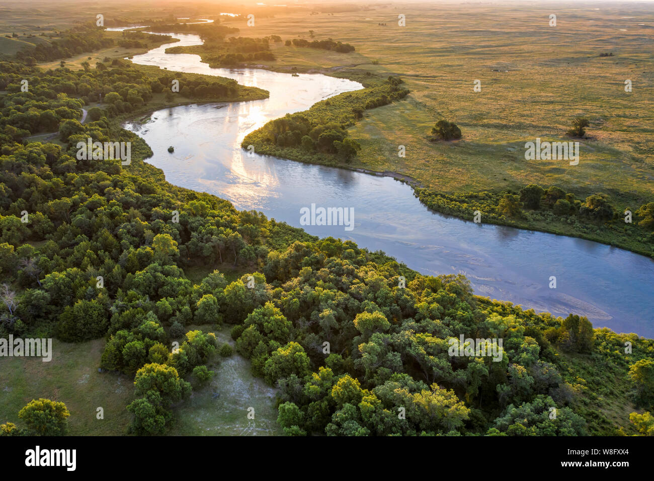 Sonnenaufgang über Dismal Fluß schlängelt sich durch Nebraska Sandhills bei Nebraska National Forest, Luftaufnahme Sommer Landschaft Stockfoto