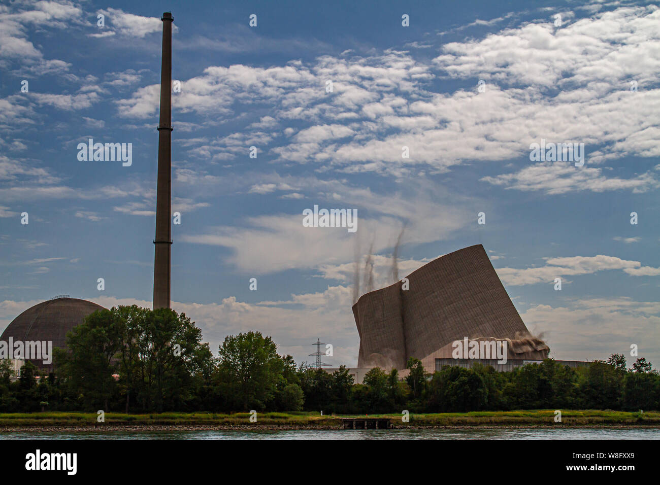 Muelheim-Kaerlich, Rheinland-Pfalz, Deutschland - 9. August 2019: Aufschlüsselung der Kühlturm des Kernkraftwerks stillgelegt Stockfoto
