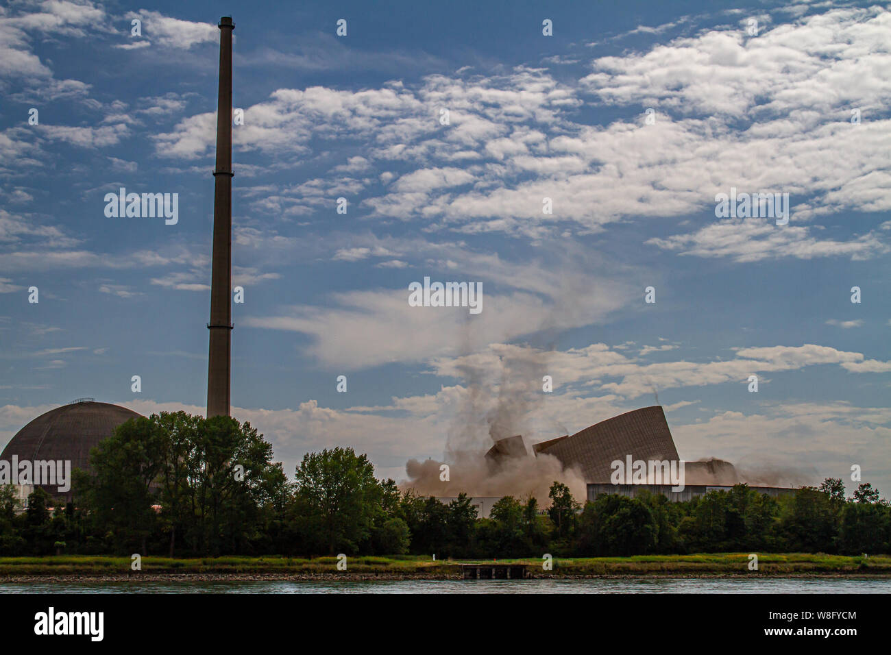 Muelheim-Kaerlich, Rheinland-Pfalz, Deutschland - 9. August 2019: Aufschlüsselung der Kühlturm des Kernkraftwerks stillgelegt Stockfoto