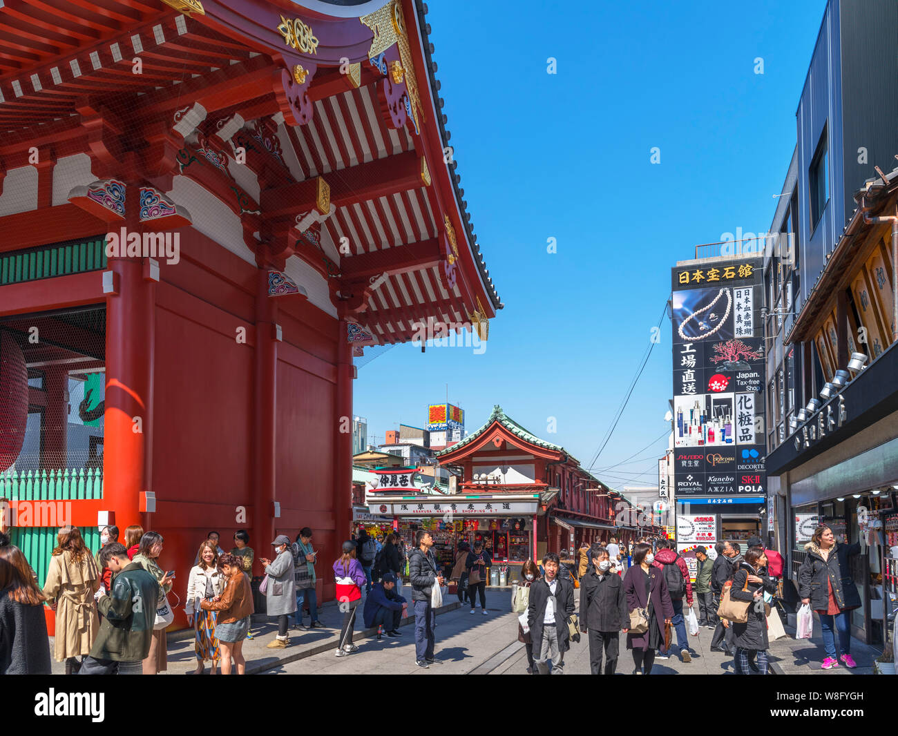 Tokio Asakusa Viertel. Die Geschäfte in der Einkaufsstraße Nakamise vom Kaminarimon Präfektur Tor, Asakusa, Tokyo, Japan Stockfoto