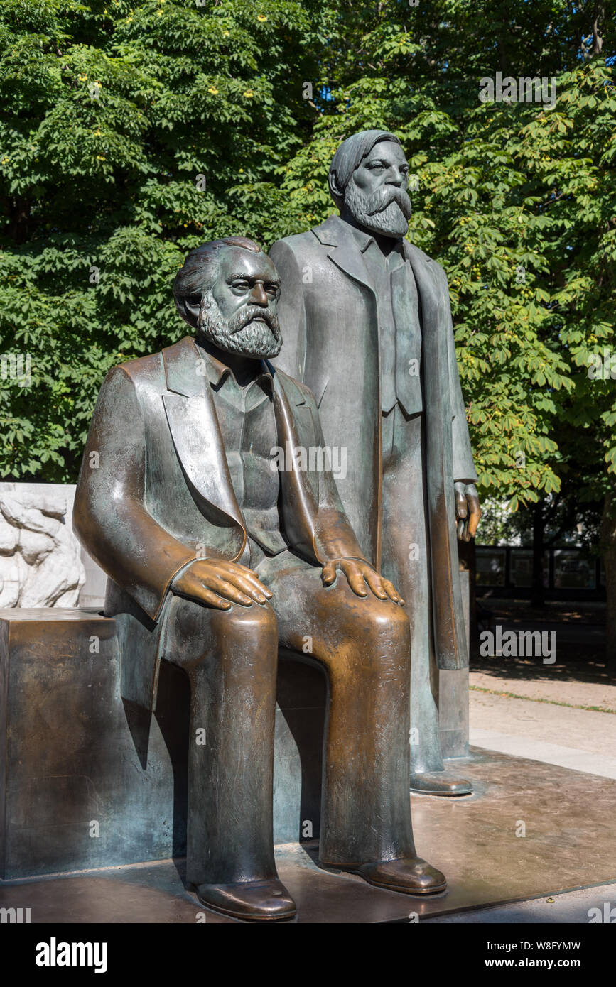 Statue von Karl Marx und Friedrich Engels in Berlin Stockfoto