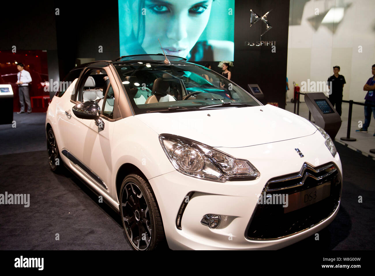 ---- Ein Citroen DS4 ist auf dem Display während ein Automobil Ausstellung in Peking, China gesehen, den 9. August 2013. Der französische Autobauer PSA Peugeot Citroen cred Stockfoto