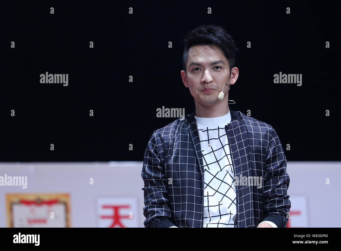 Hong Kong Schauspieler Wallace Chung stellt während einer Pressekonferenz für den TV Reality Show "zur Schule gehen" in Shanghai, China, 15. Juli 2015. Stockfoto