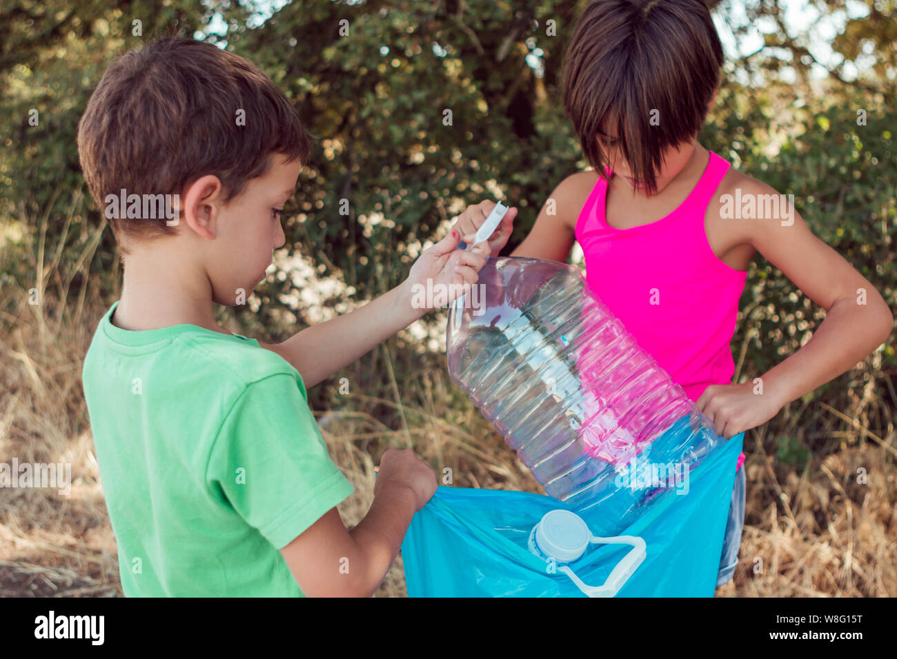 Zwei Junge Kinder Sammeln Eine Trinkflasche Wahrend Eine Plastik Mull Im Wald Achten Sie Auf Die Umwelt Konzept Stockfotografie Alamy