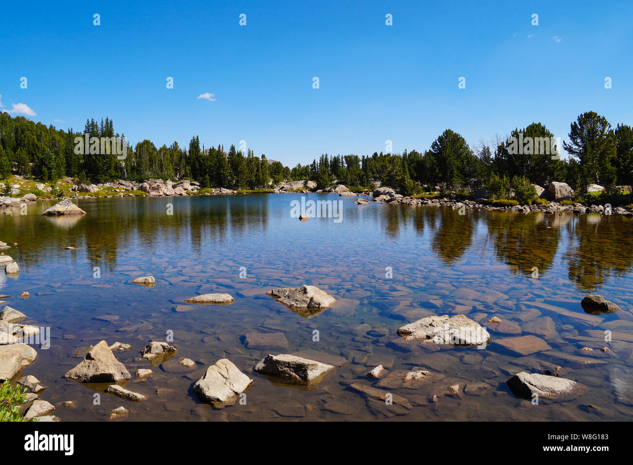 Das kristallklare Wasser von einem hohen Berg See. Stockfoto