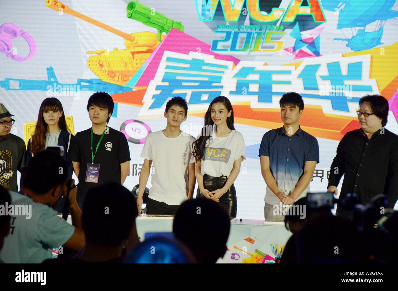 Hong Kong Model und Schauspielerin Angelababy, dritte Recht, Haltungen zu einem Wca (World Cyber Arena) Ereignis während der Guangzhou Game Show 2015 in Guangzhou City, s Stockfoto