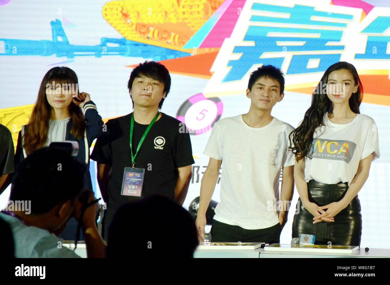 Hong Kong Model und Schauspielerin Angelababy, Recht, Haltungen zu einem Wca (World Cyber Arena) Ereignis während der Guangzhou Game Show 2015 in Guangzhou City, South C Stockfoto