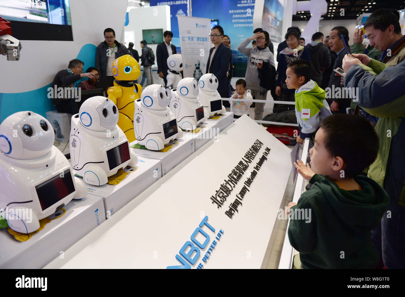 Besucher Blick auf Roboter auf dem Display am Stand von Peking Canny Unisrobo Technology Co., Ltd., der während der Welt Roboter Conference 2015 (WRC 2015). Stockfoto