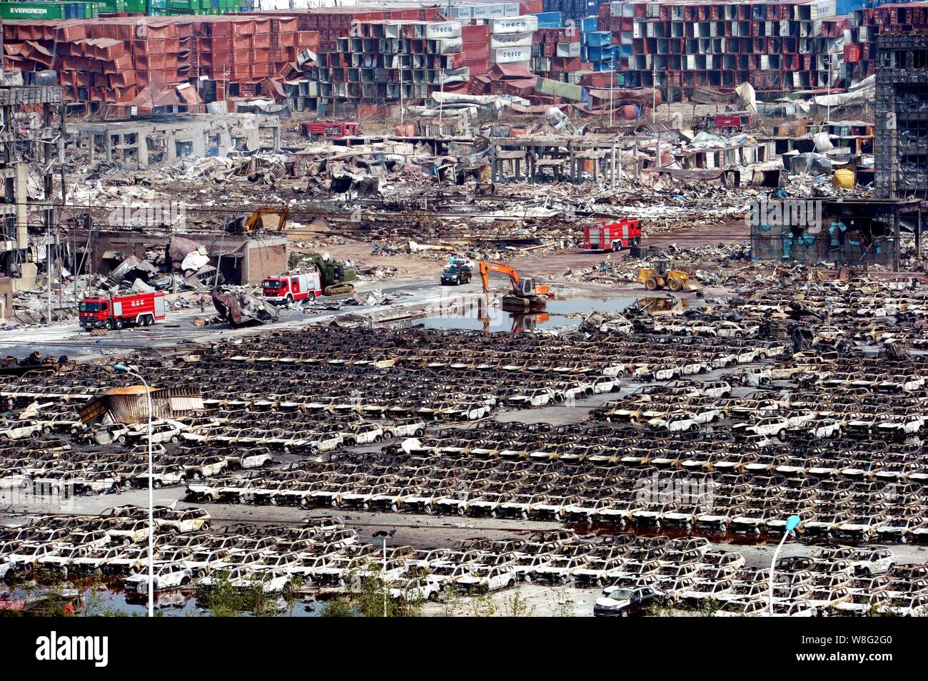 Reihen von verbrannten importierte Autos sind auf einem Parkplatz in der Nähe des gewaltigen Explosionen in Binhai New Area in Tianjin, China, 15. August 2015. Stockfoto