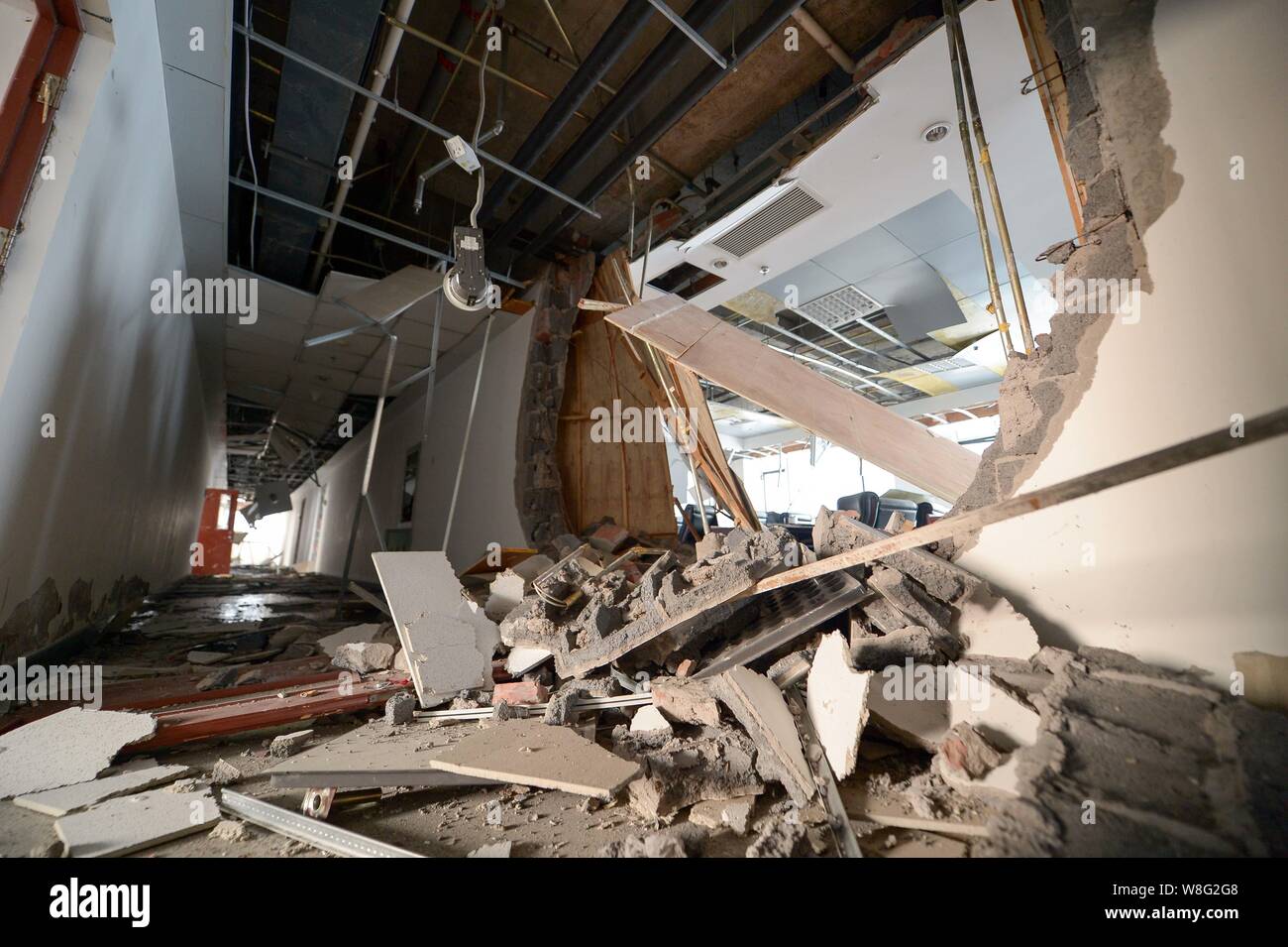 Ein Gebäude in der Nähe der Sprenganlage ernsthaft nach dem tödlichen Explosionen in Binhai New Area in Tianjin, China, 13. August 2015 beschädigt. Riesige , Bl Stockfoto