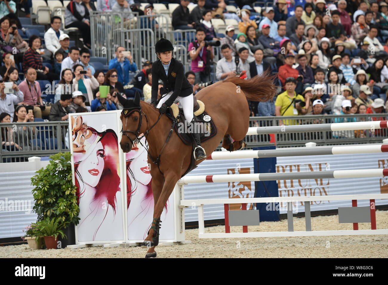 Australische equestrian Reiter Edwina Tops Alexander konkurriert in der Gegen die Uhr mit Jump-Off während der Shanghai Grand Prix der 2015 Longines Stockfoto