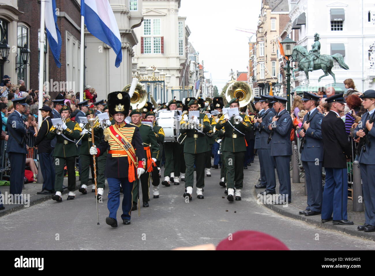 Die Zentrale der Royal Military Band der Niederländischen Armee marschiert während der prinsjesdag Prozession in Den Haag Zuid Holland, Nederland. Stockfoto