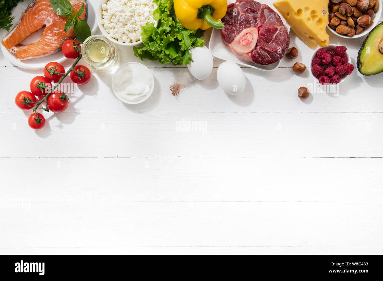 Ketogenic Low Carbs Diät - Essen auswahl auf weißem Hintergrund. Gesunde organische Bestandteile von hohen Gehalt an Fetten für das Herz und die Blutgefäße ausgeglichen. Fleisch, Fisch und Gemüse. Copyspace. Stockfoto