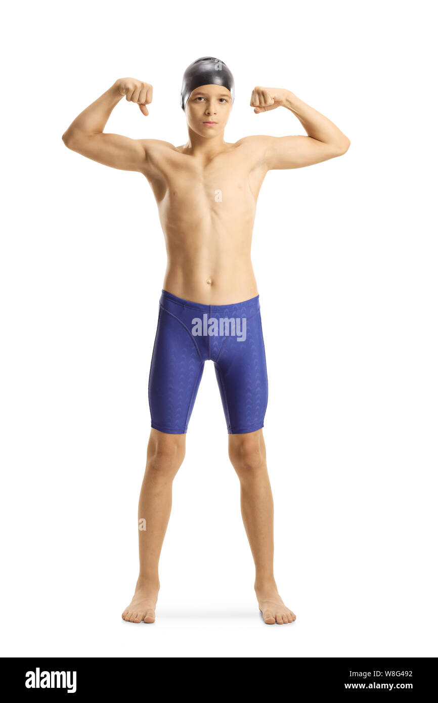In voller Länge Porträt eines Teenager-Jungen Schwimmer flexing muscules auf weißem Hintergrund Stockfoto