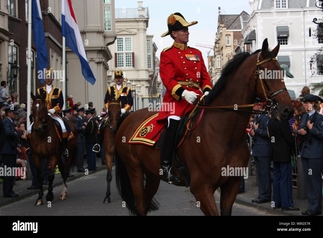 Die Mitglieder des königlichen Hauses begleitet Königin Beatrix im goldenen Trainer links Palast Noordeinde für den Binnenhof am Prinsjesdag jährliche Prozession Stockfoto