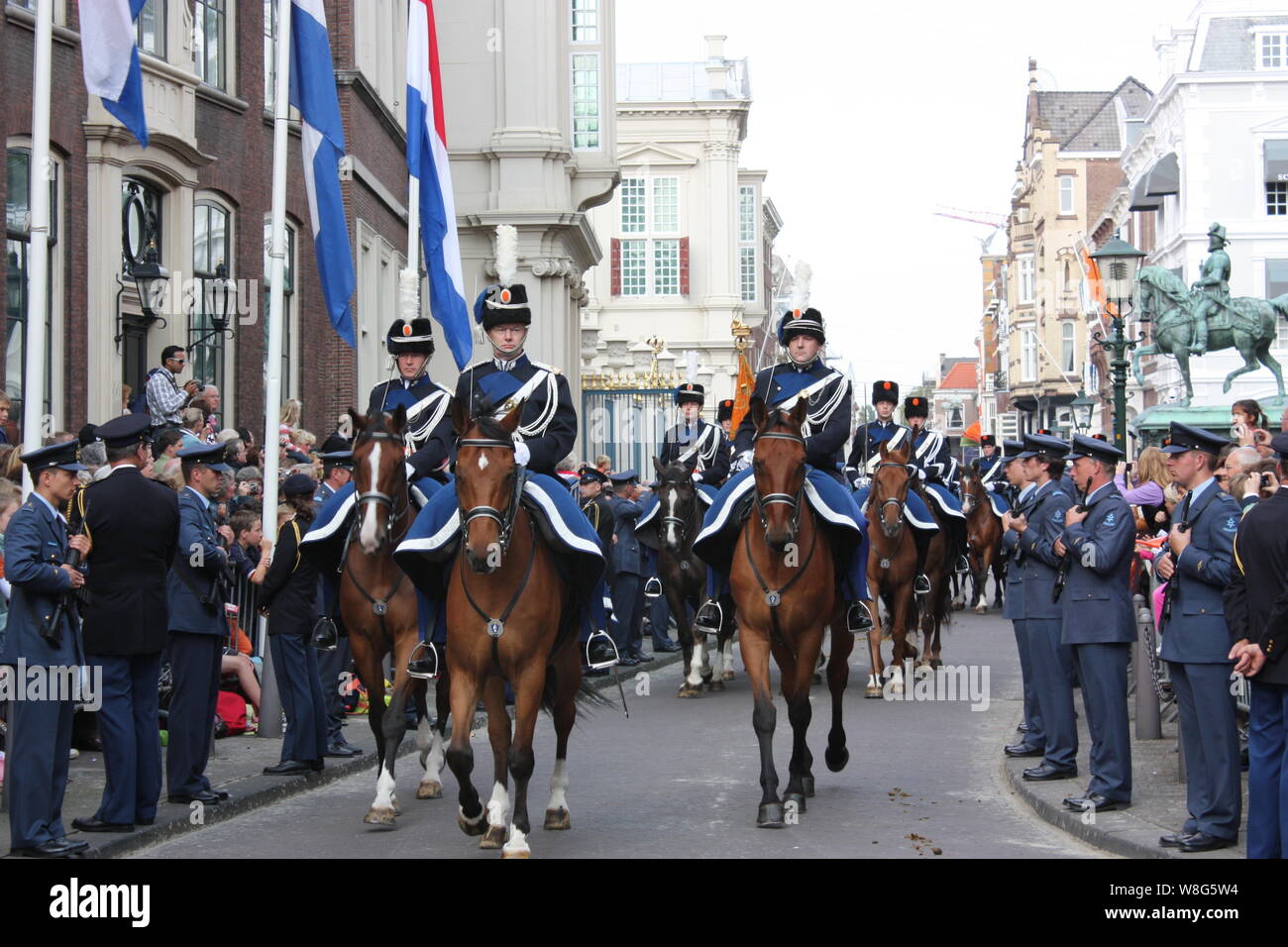 Kavallerie Soldaten begleitet die Golden Coach mit Königin Beatrix am Prinsjesdag (Jährliche Vorlage der Regierung an das Parlament von der Königin) Stockfoto