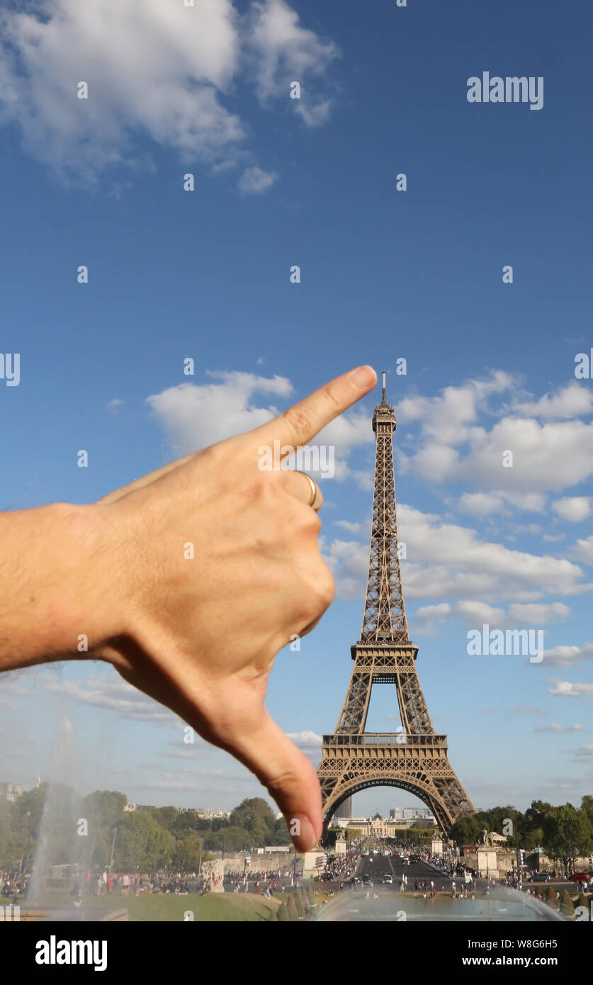 Hand, scherzhaft Maßnahmen der Eiffelturm mit den Span in Paris Frankreich  Stockfotografie - Alamy