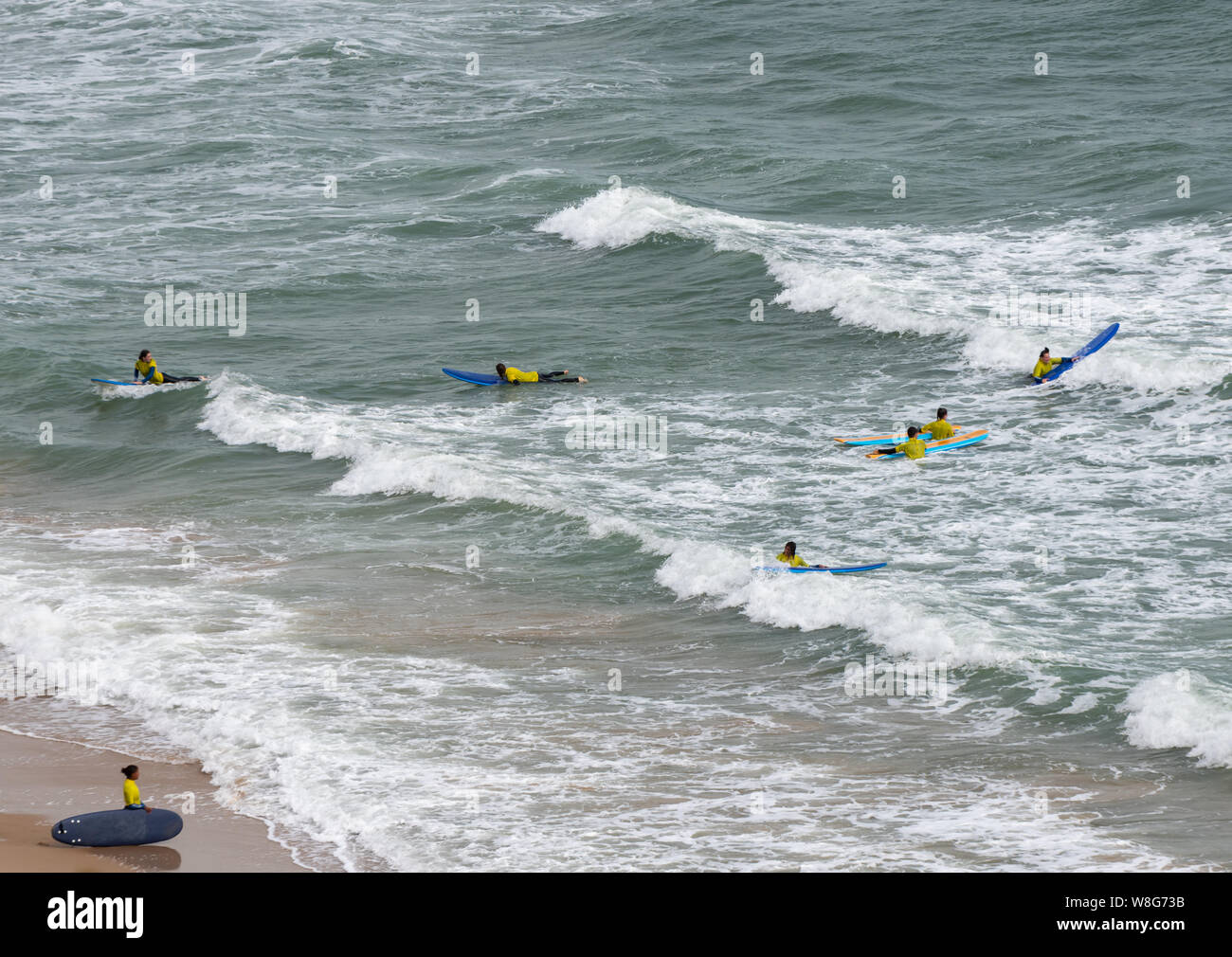 Bournemouth, UK. 9 Aug, 2019. Surfer und RNLI Personal machen das die meisten der sehr windigen Wetter in Bournemouth im August. Quelle: Thomas Faull/Alamy leben Nachrichten Stockfoto