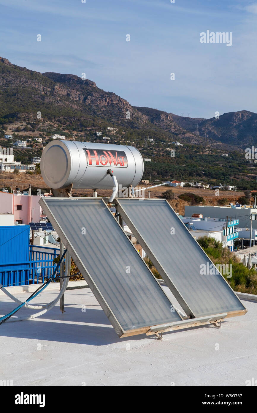 Ierapetra, Kreta / Griechenland - Oktober 14,2019: Grüne Energie Konzept. Solaranlage auf dem Dach eines Hauses auf Kreta, Griechenland. Stockfoto