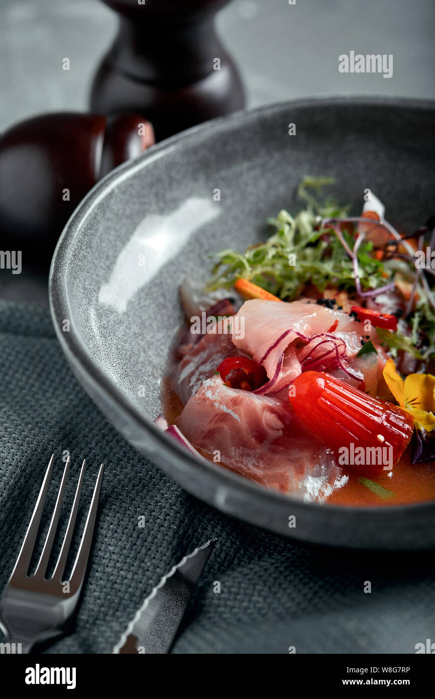 Traditionelle peruanische Küche ceviche von Seebarsch. - Nahaufnahme, Low Key, grauen Hintergrund. Stockfoto