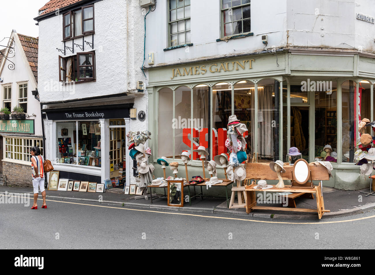 Hüte und Artikel zum Verkauf außerhalb von James Gaunt Interiors, Frome Sunday Market, Frome Somerset, England, Großbritannien Stockfoto