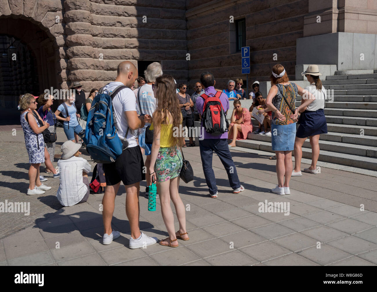 Touristen, die in den königlichen Palast in Stockholm, Schweden Stockfoto