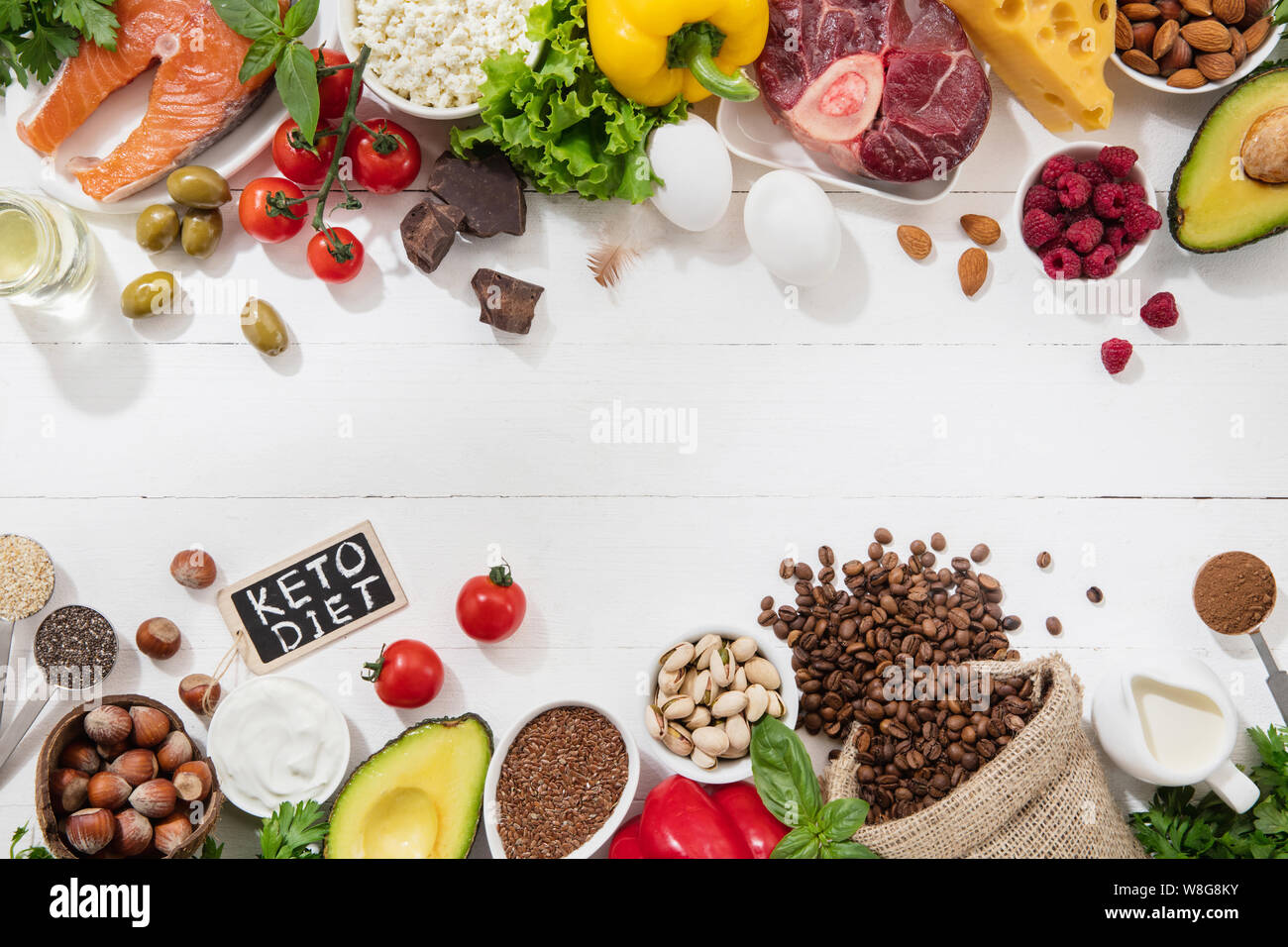 Ketogenic Low Carbs Diät - Essen auswahl auf weißem Hintergrund. Gesunde organische Bestandteile von hohen Gehalt an Fetten für das Herz und die Blutgefäße ausgeglichen. Fleisch, Fisch und Gemüse. Copyspace. Stockfoto