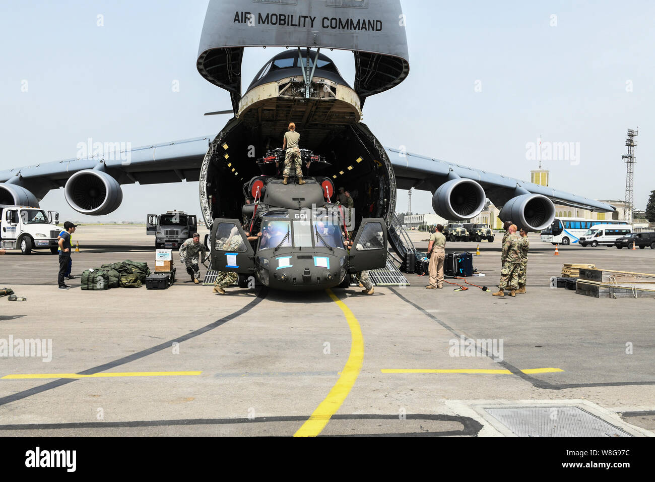 Mehr als 40 Gardisten von 1-171 st Allgemeine Unterstützung Aviation Battalion, Georgien Army National Guard zusammen mit fünf UH-60 Black Hawk Hubschraubern arriv Stockfoto