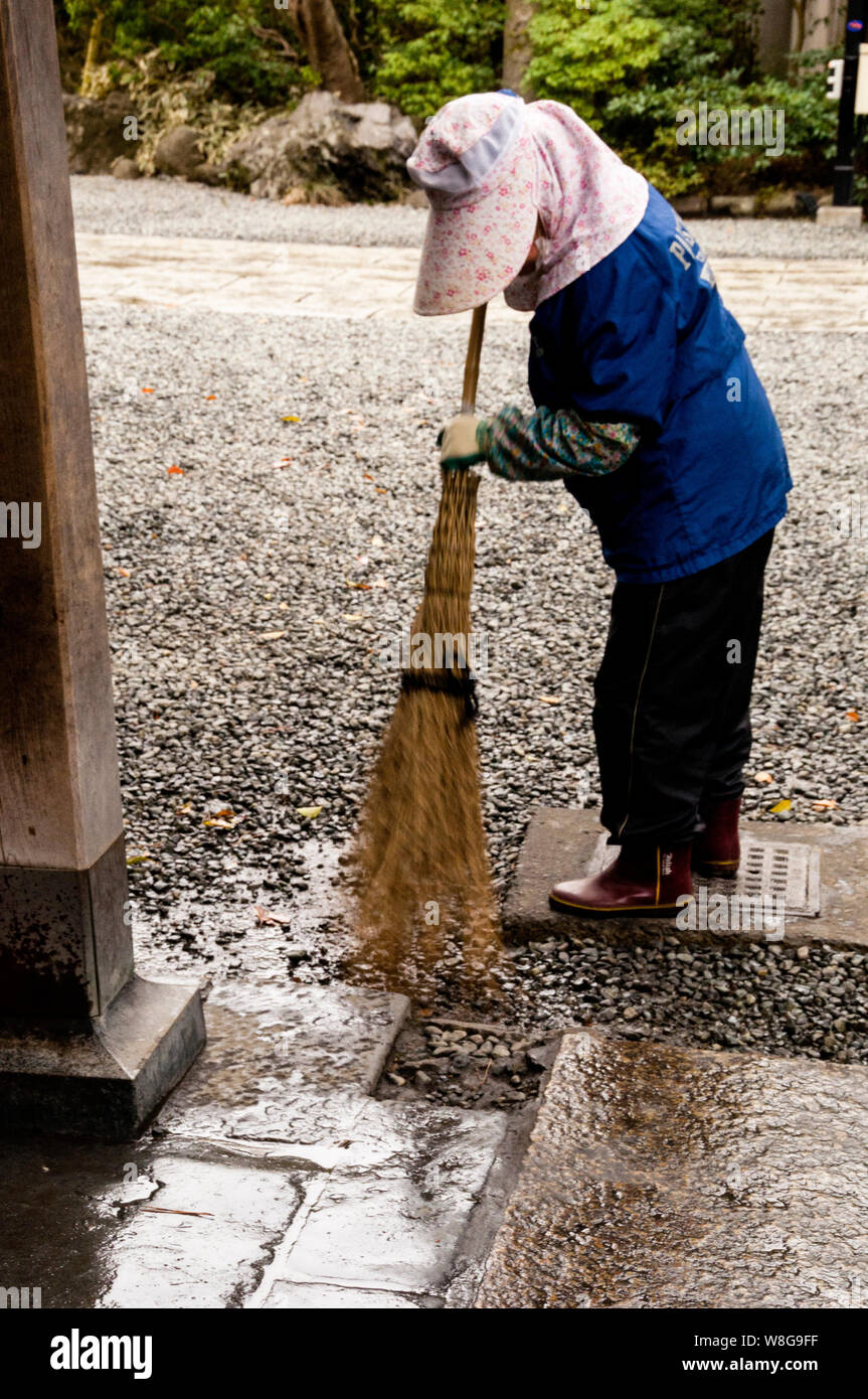 Kamakura, Japan mit einem Nanbuhouki, einem Besen mit welligen Spitzen. Stockfoto