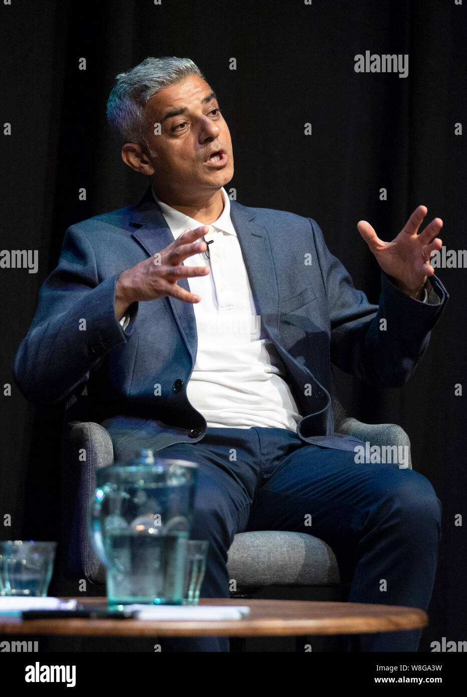 Bürgermeister von London Sadiq Khan von Iain Dale an der vergoldeten Ballon Teviot, Edinburgh interviewt, während des Edinburgh Fringe Festival. Stockfoto